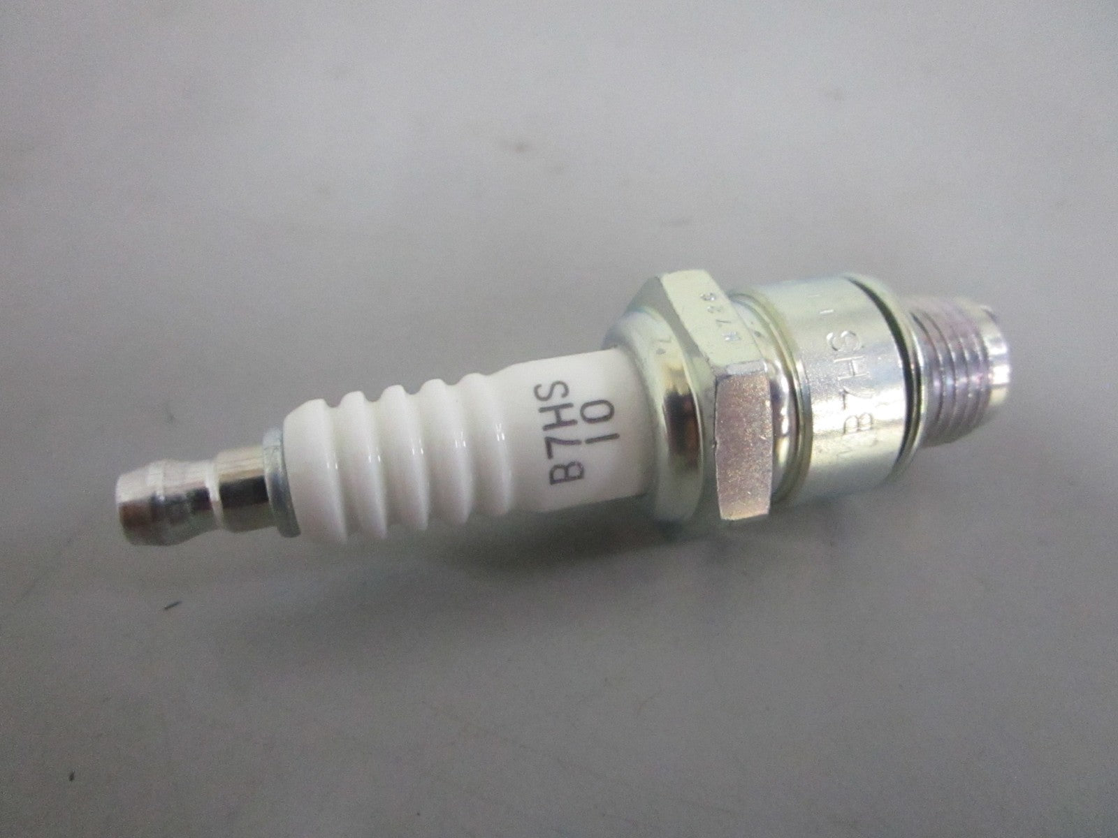 NEW OEM (LOT OF 4) B7HS-10 NGK Spark Plug 0820