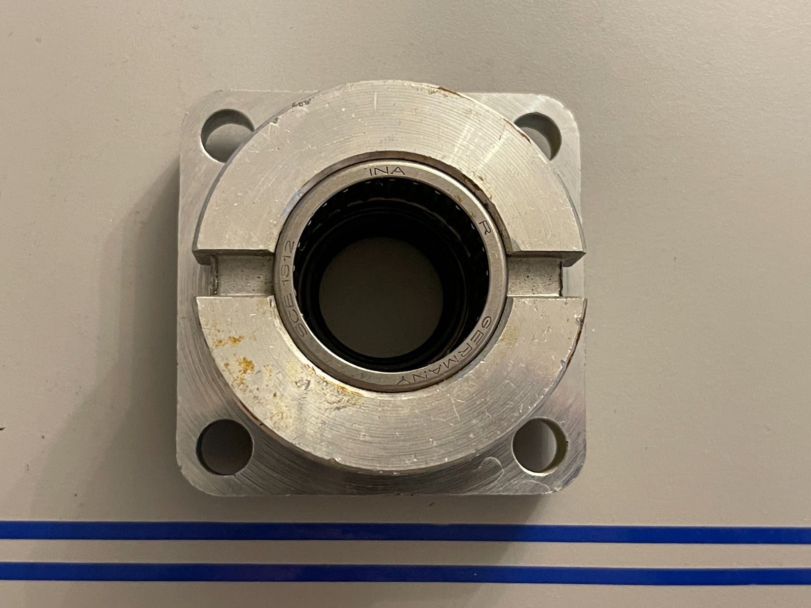 NEW OEM 320883 0320883 OMC Johnson Evinrude Bearing Housing & Seal Assembly 0720