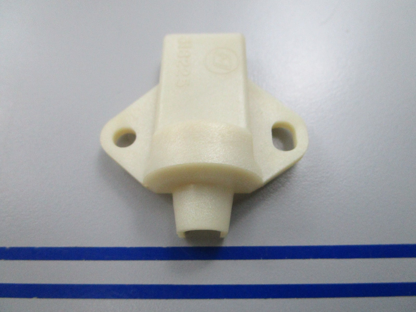NEW OEM 318225 0318225 OMC Johnson Evinrude Upper Half Mounting Bracket 0810
