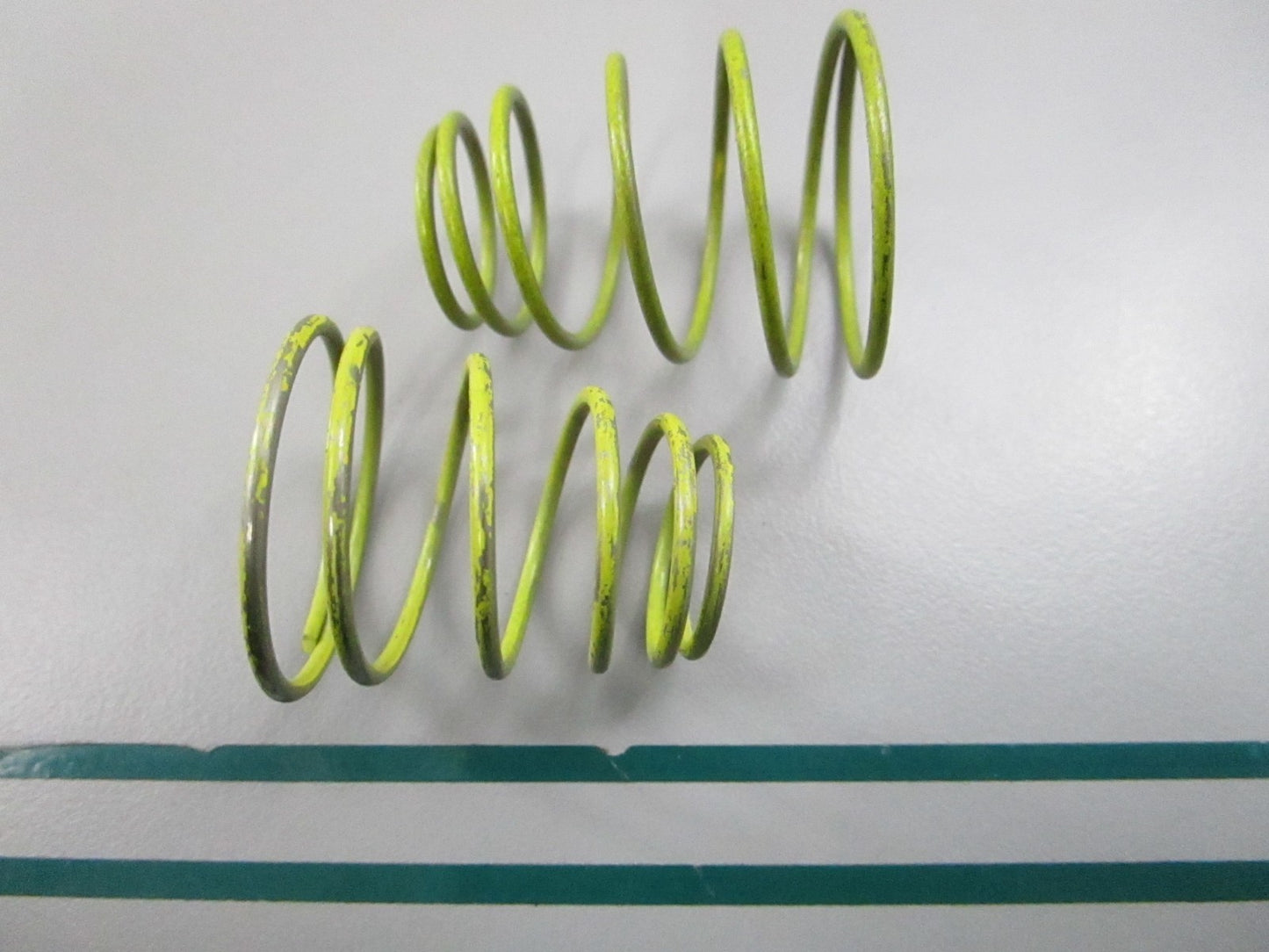 NEW OEM (LOT OF 2) 343977 0343977 OMC Johnson Evinrude Spring 0810