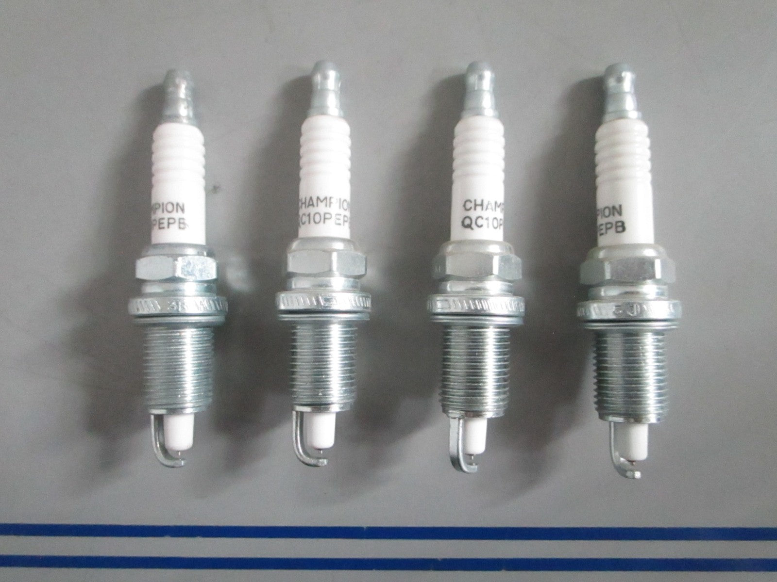 NEW OEM (LOT OF 4) QC10PEPB Champion Spark Plug 0820