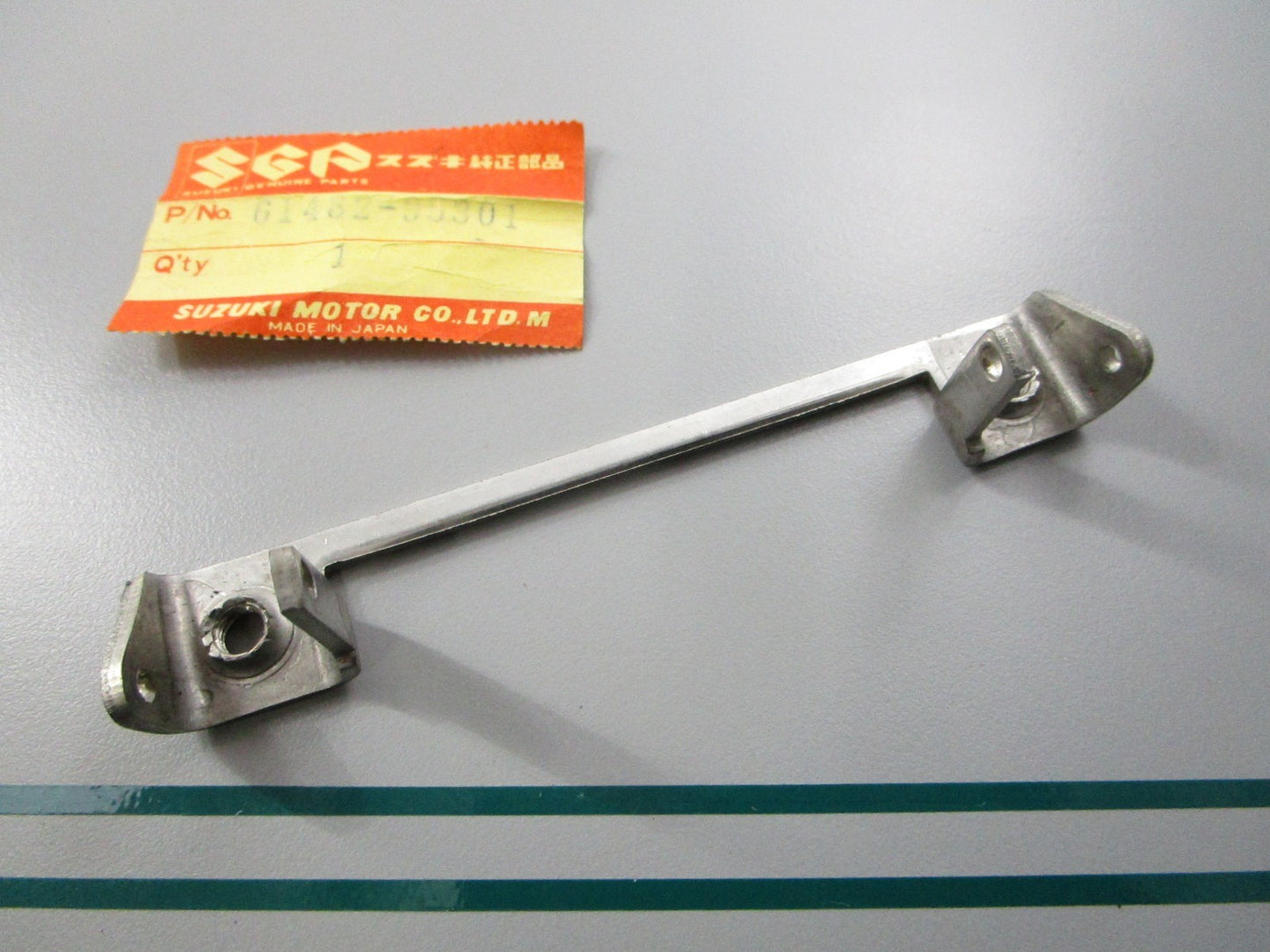 NEW OEM 61482-95301 Suzuki Hinge 0810