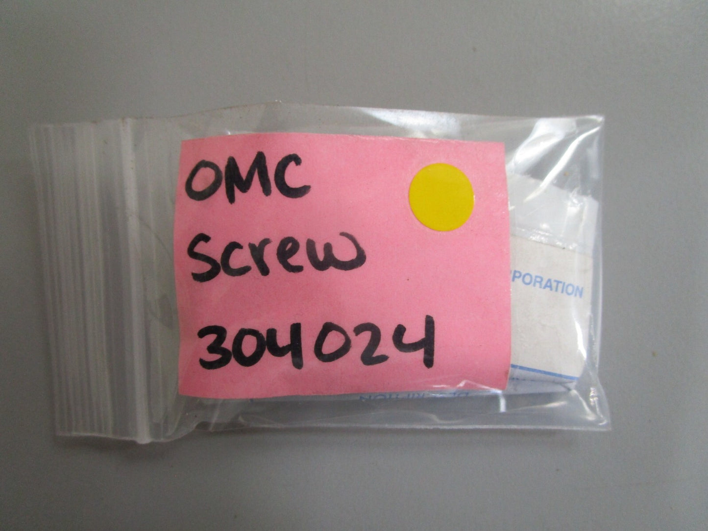 *NEW OEM* (LOT OF 2) 0810 OMC Johnson Evinrude Screw 304024 0304024