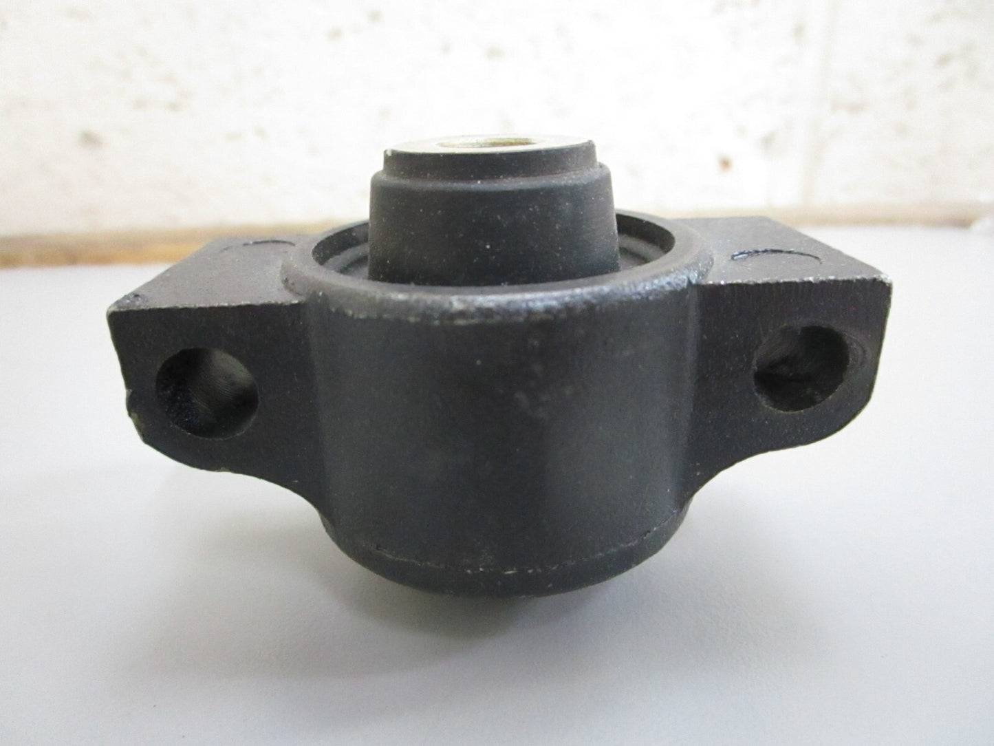 *NEW OEM* 0820 OMC Johnson Evinrude Rubber Mount 313566 0313566