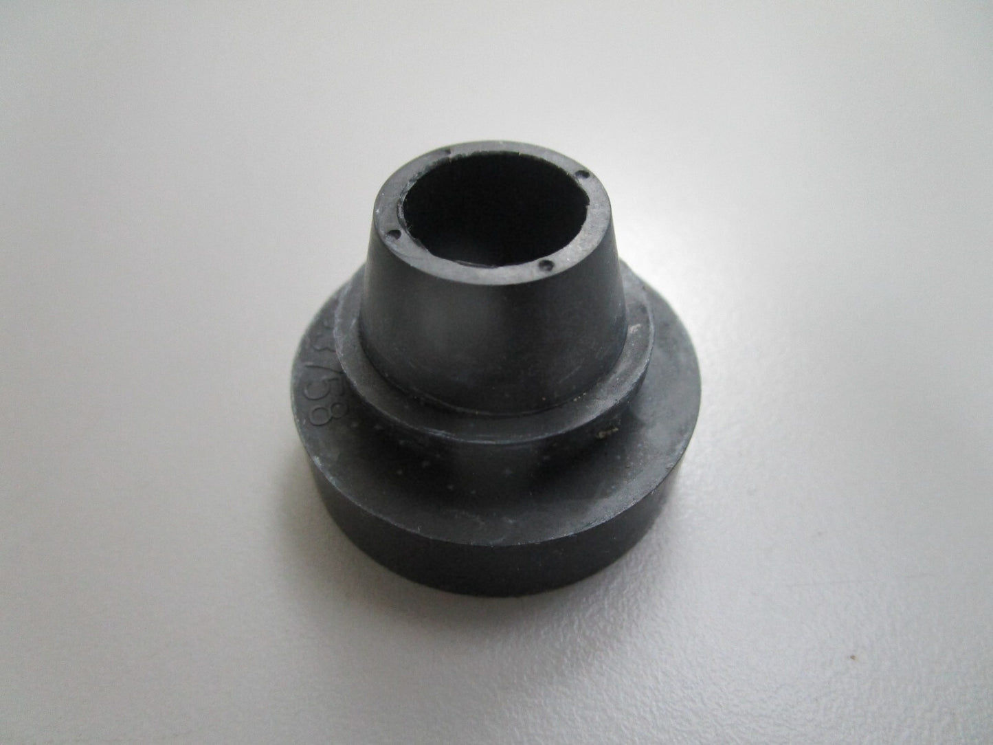 *NEW OEM* 0810 OMC Johnson Evinrude Grommet 333758 0333758