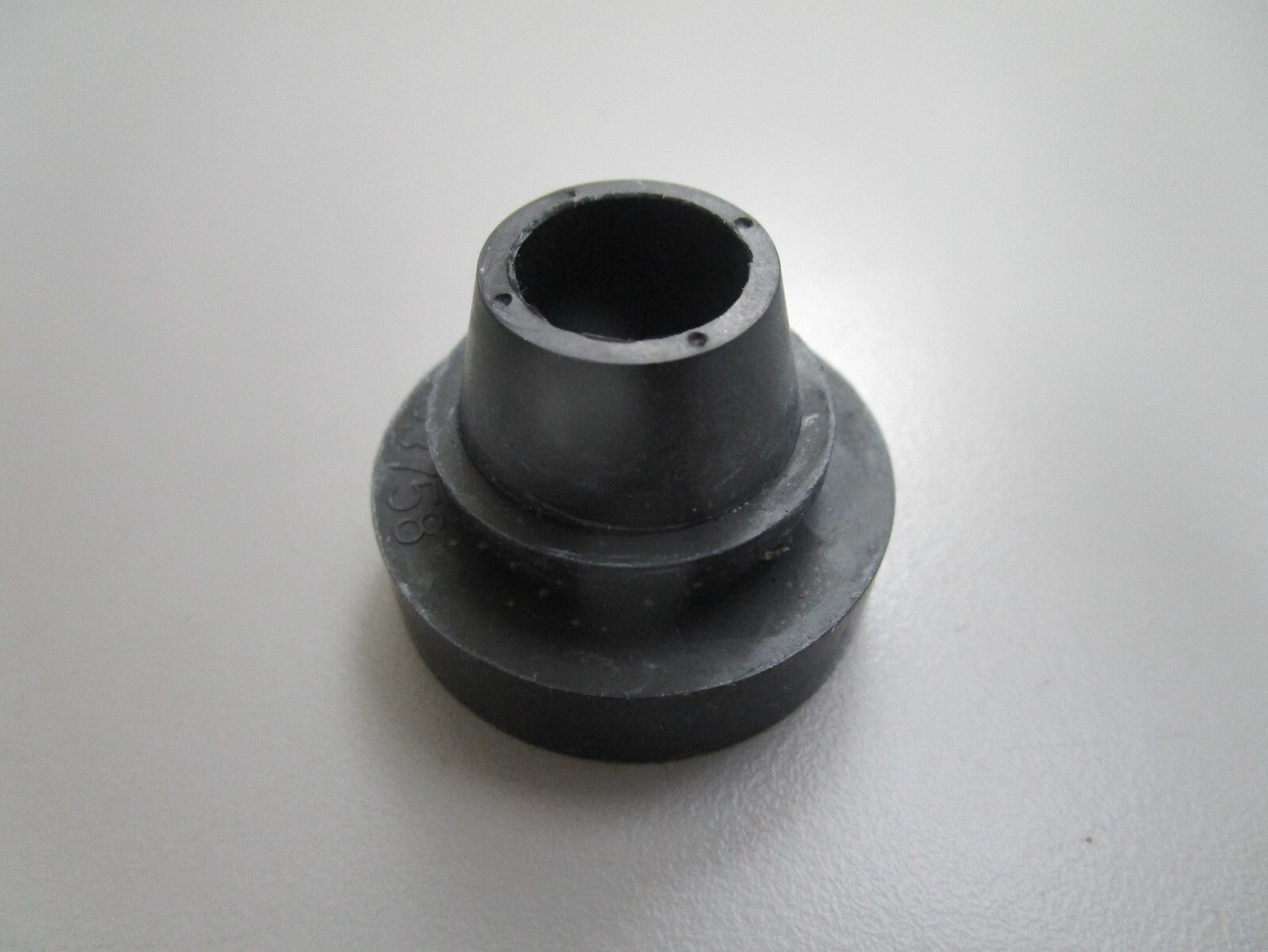 *NEW OEM* 0810 OMC Johnson Evinrude Grommet 333758 0333758