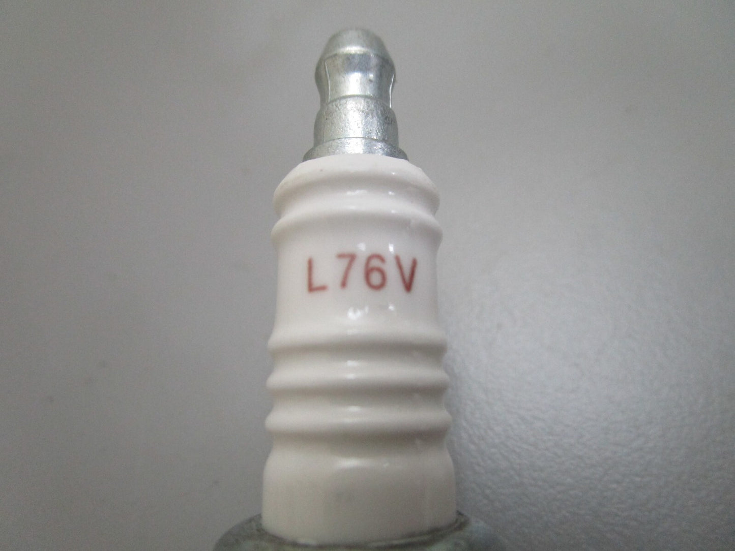 *NEW* (LOT OF 24) 0820 Champion Spark Plug L76V 827