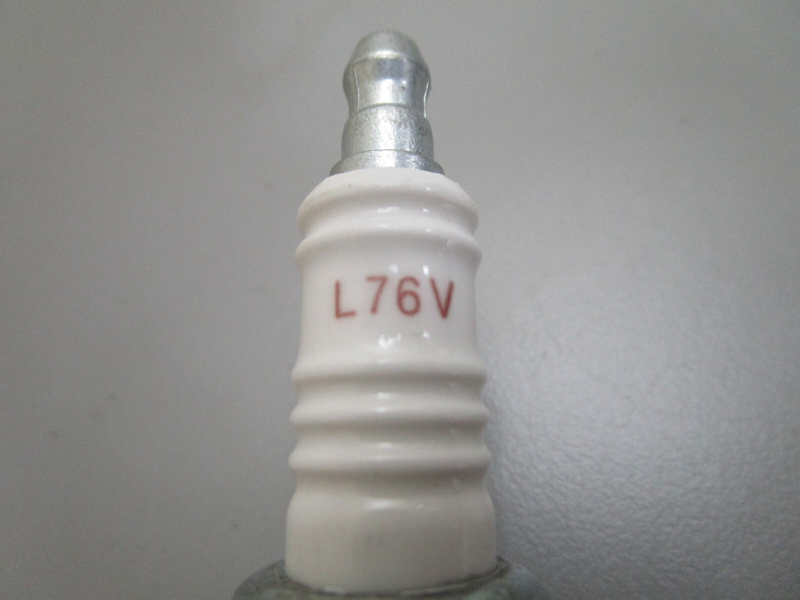 *NEW* (LOT OF 24) 0820 Champion Spark Plug L76V 827