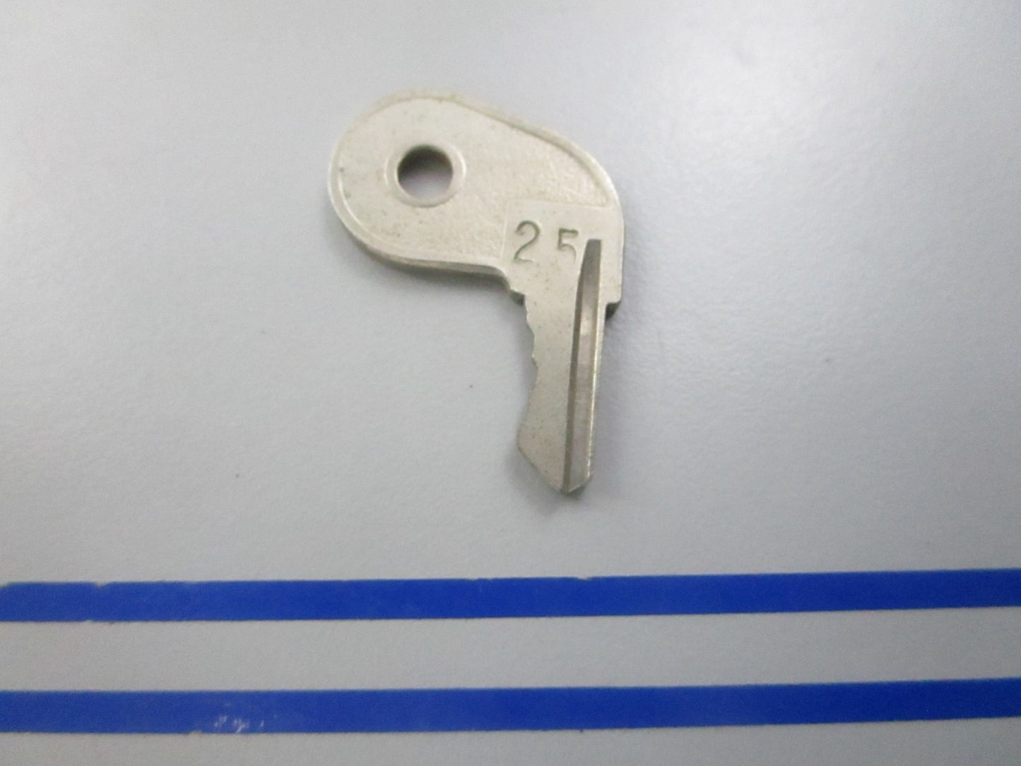 NEW OEM 501790 0501790 OMC Johnson Evinrude #25 Ignition Key 0810