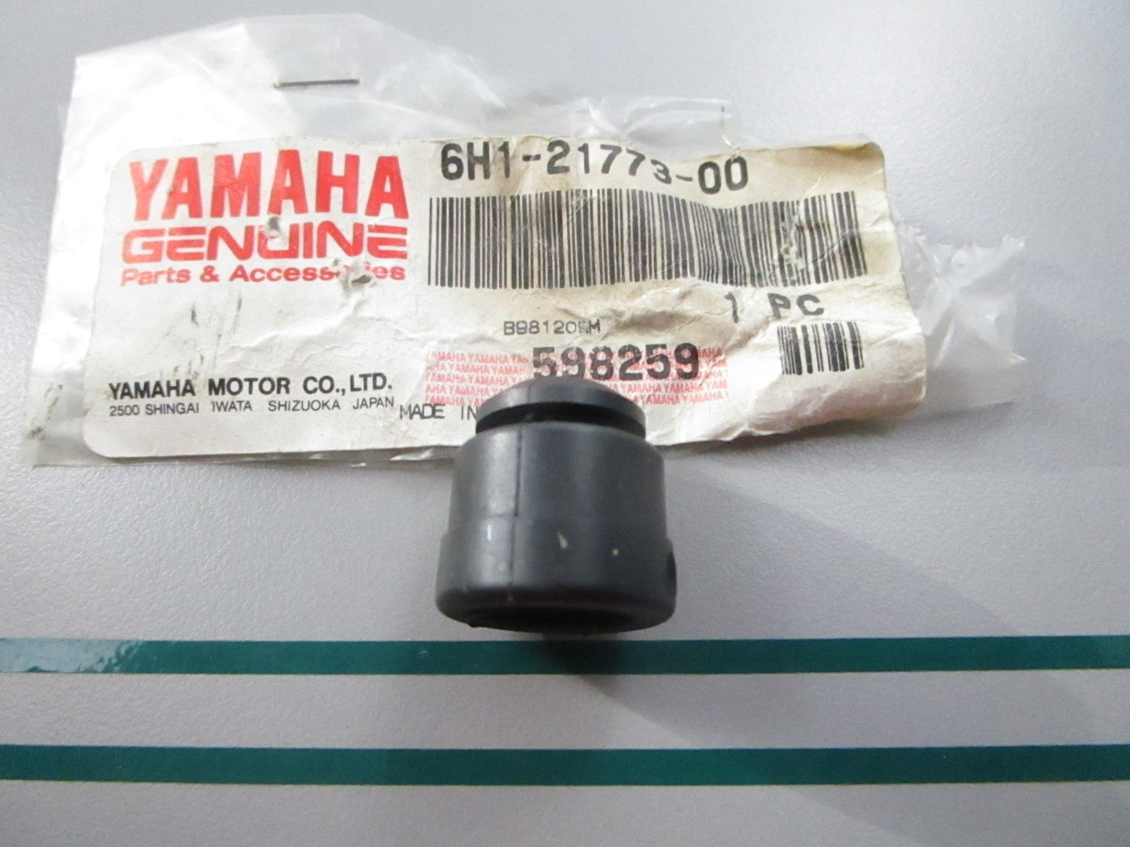 NEW OEM 6H1-21773-00-00 Yamaha Grommet  0810