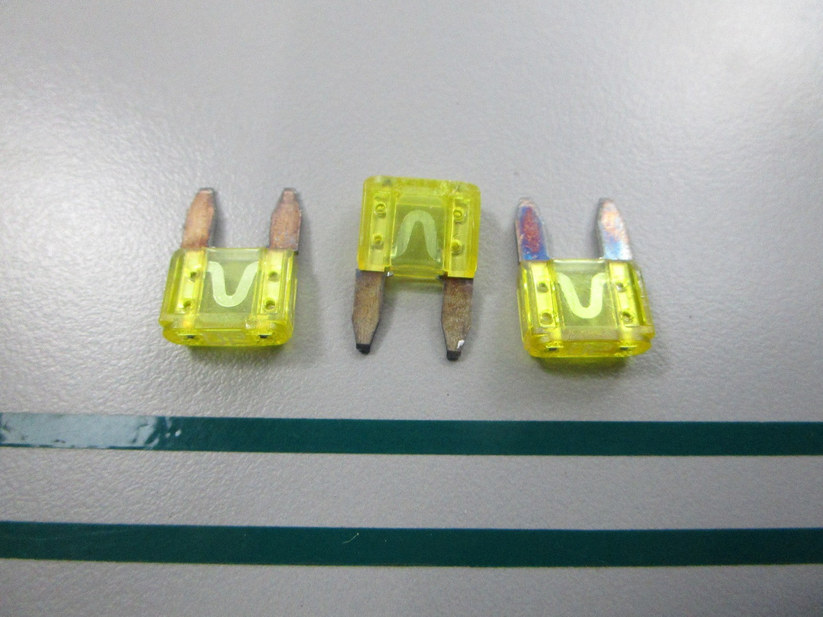 NEW OEM (LOT OF 3) 514768 0514768 OMC Johnson Evinrude 20AMP Mini Fuse 0810