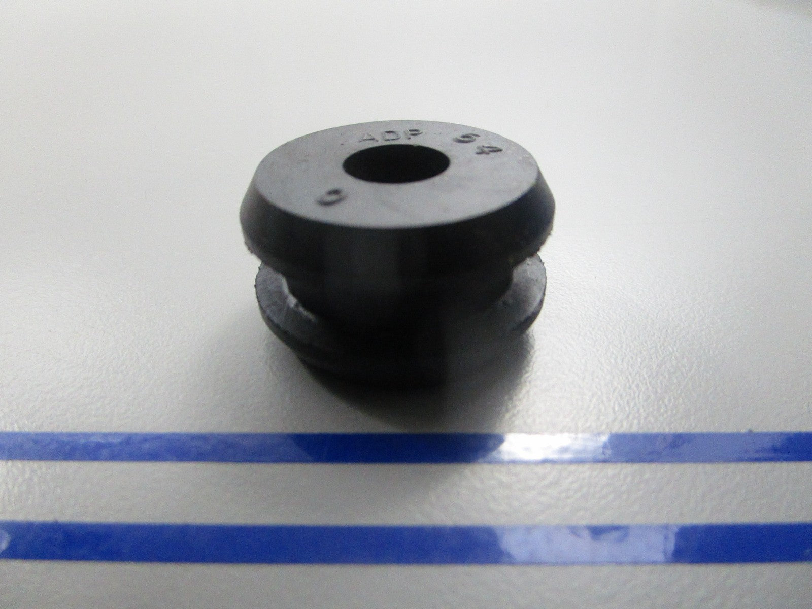 NEW OEM 316354 0316354 OMC Johnson Evinrude Grommet 0810