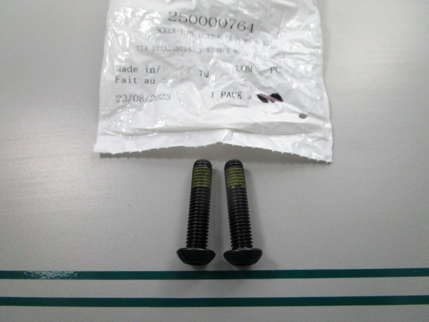 NEW (LOT OF 2) 250000765 Ski-Doo Screw 0810