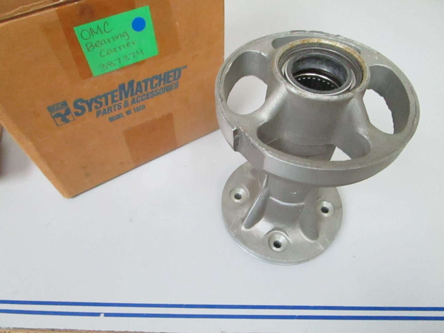 *NEW OEM* 0820 OMC Johnson Evinrude Bearing Carrier 387374 0387374