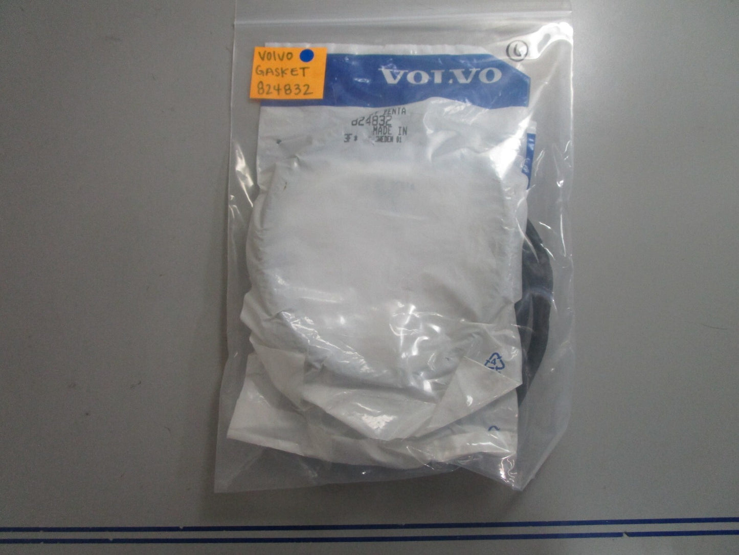 *NEW OEM* 0810 Volvo Penta Gasket 824832