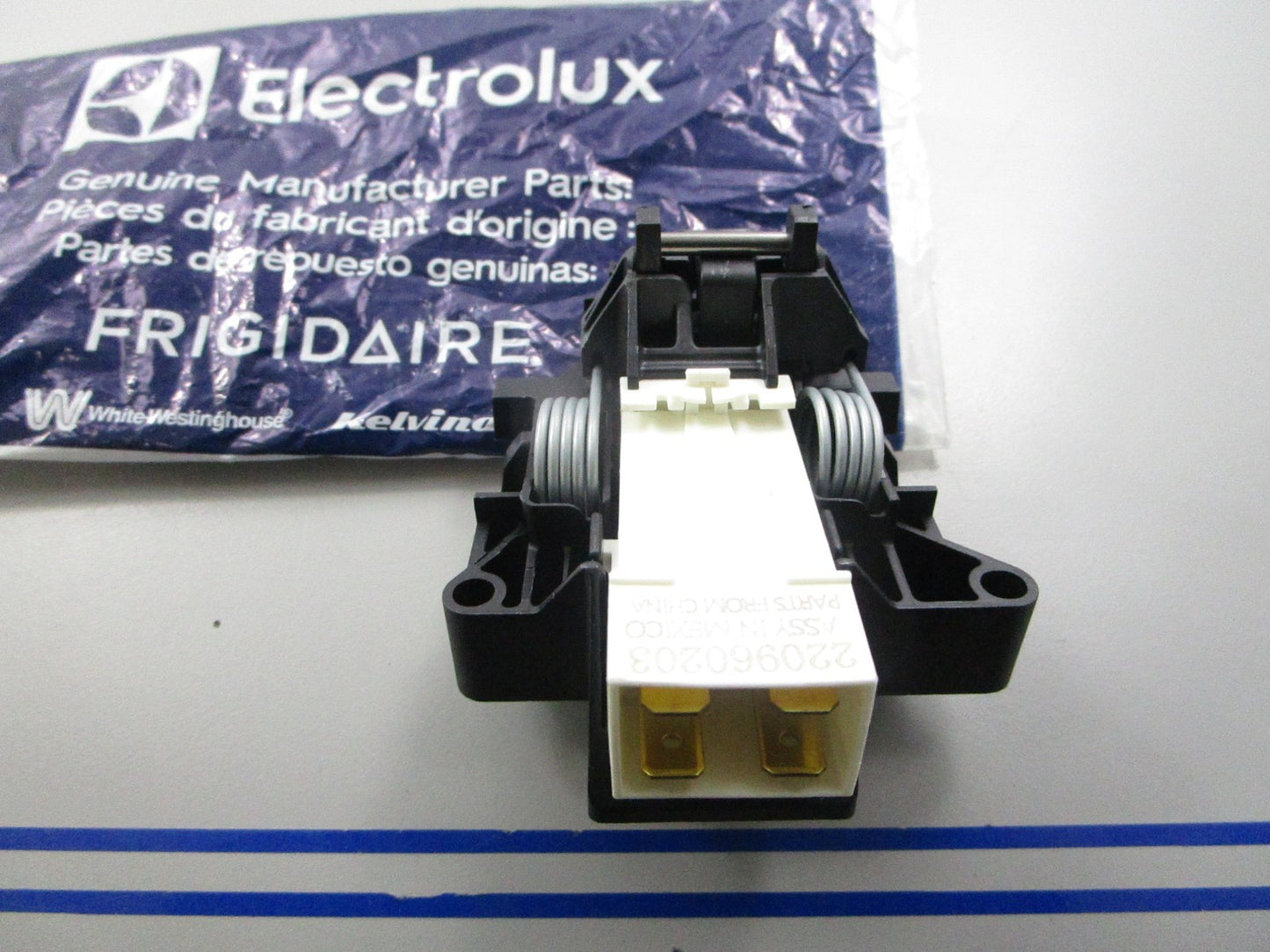 *NEW OEM* 0810 Electrolux Door Latch Assembly 5304516818