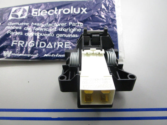 *NEW OEM* 0810 Electrolux Door Latch Assembly 5304516818