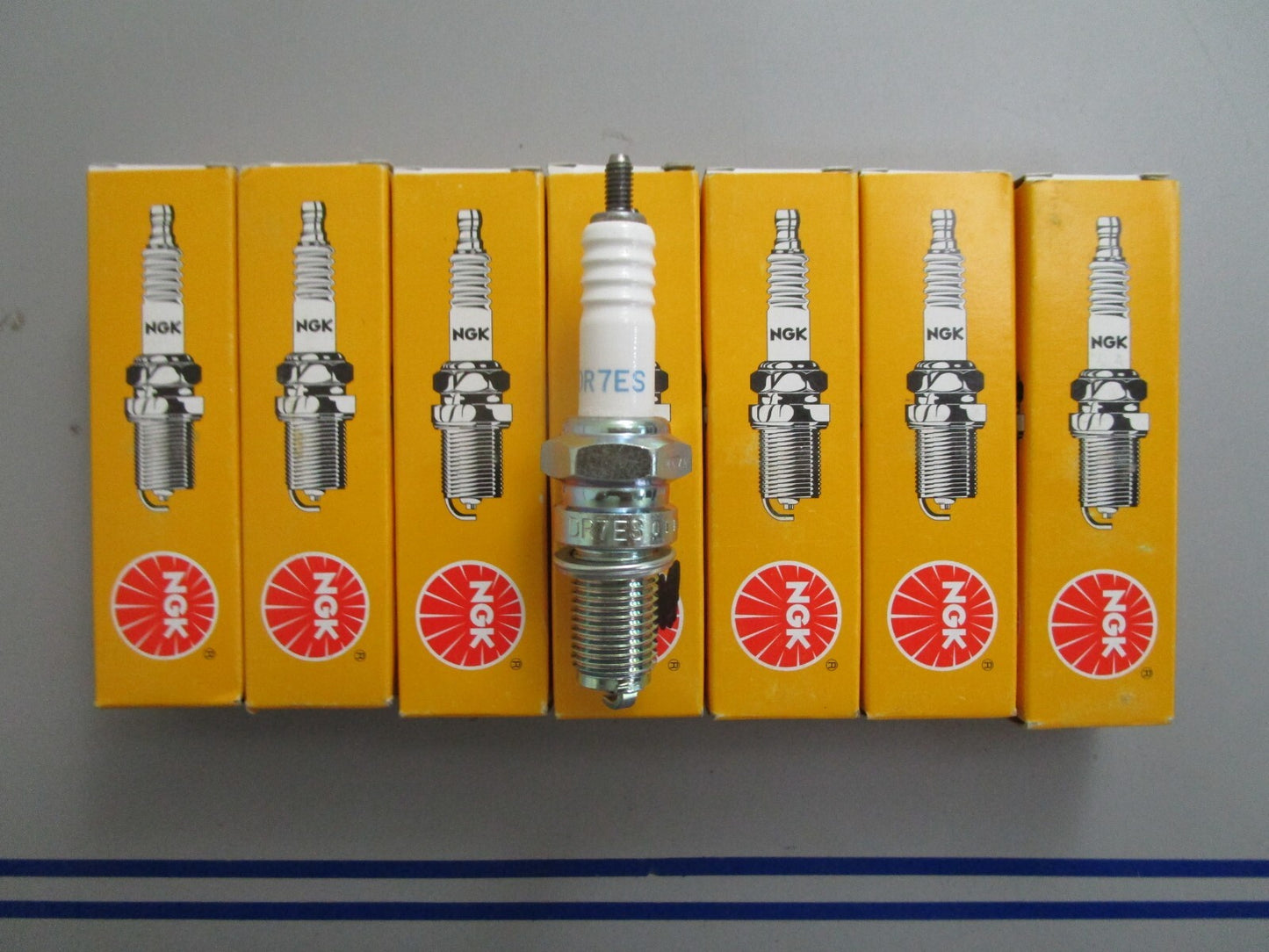 *NEW* (LOT OF 7) 0820 NGK Spark Plug DR7ES