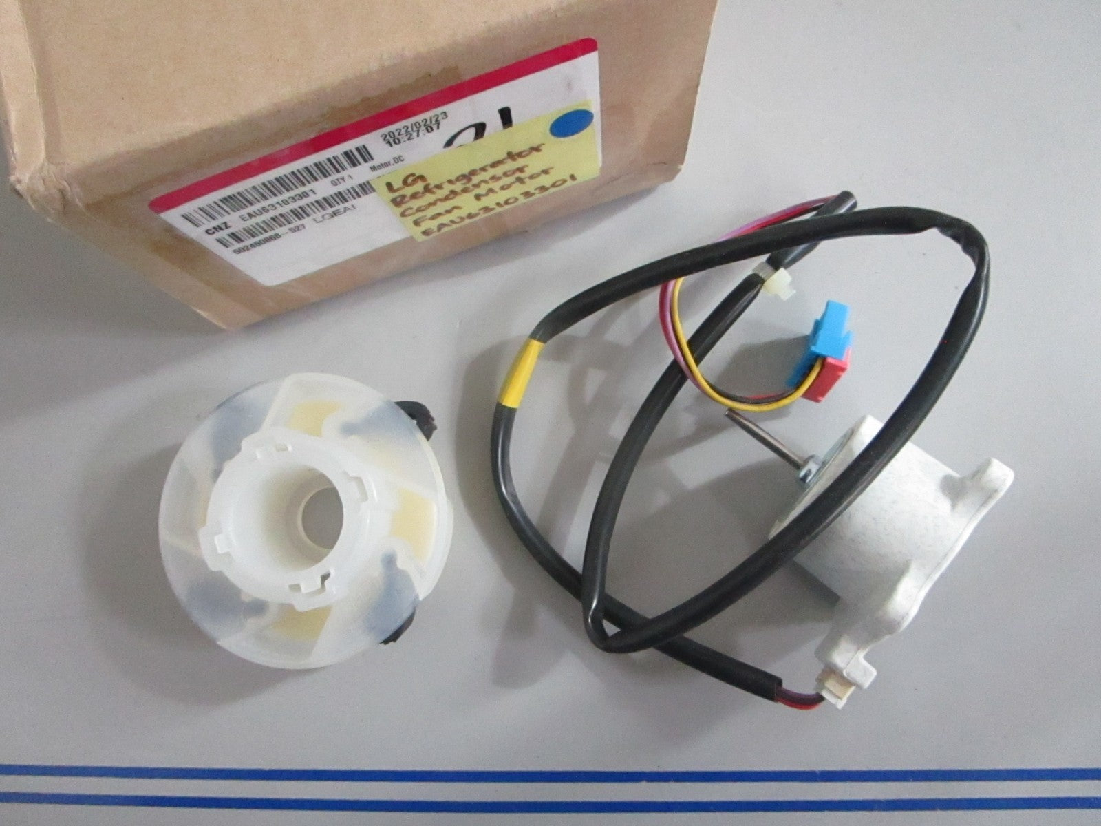 *NEW OEM* 0820 LG Refrigerator Condenser Fan Motor EAU63103301