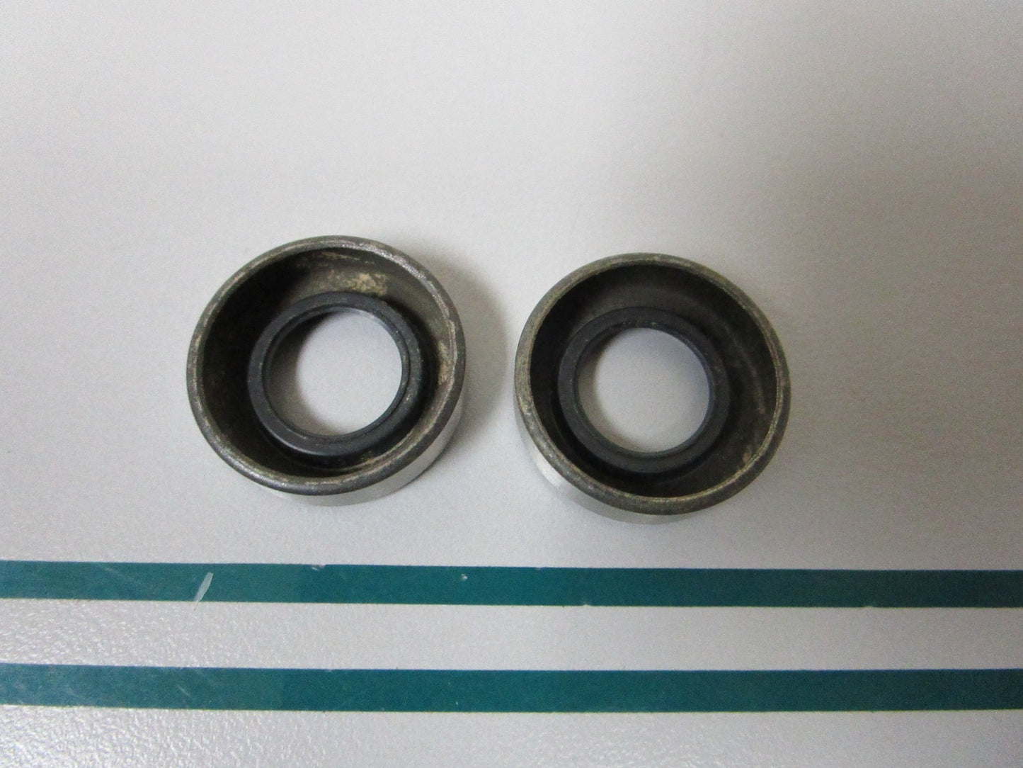 NEW OEM (LOT OF 2) 318972 0318972 OMC Johnson Evinrude Seal 0810