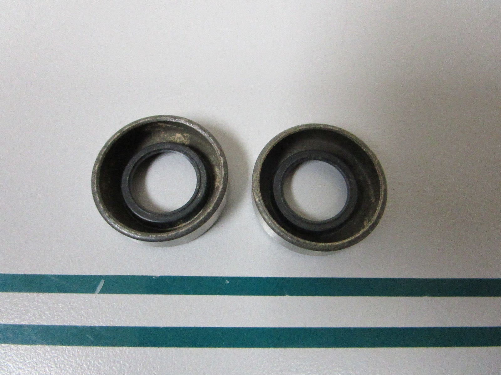 NEW OEM (LOT OF 2) 318972 0318972 OMC Johnson Evinrude Seal 0810