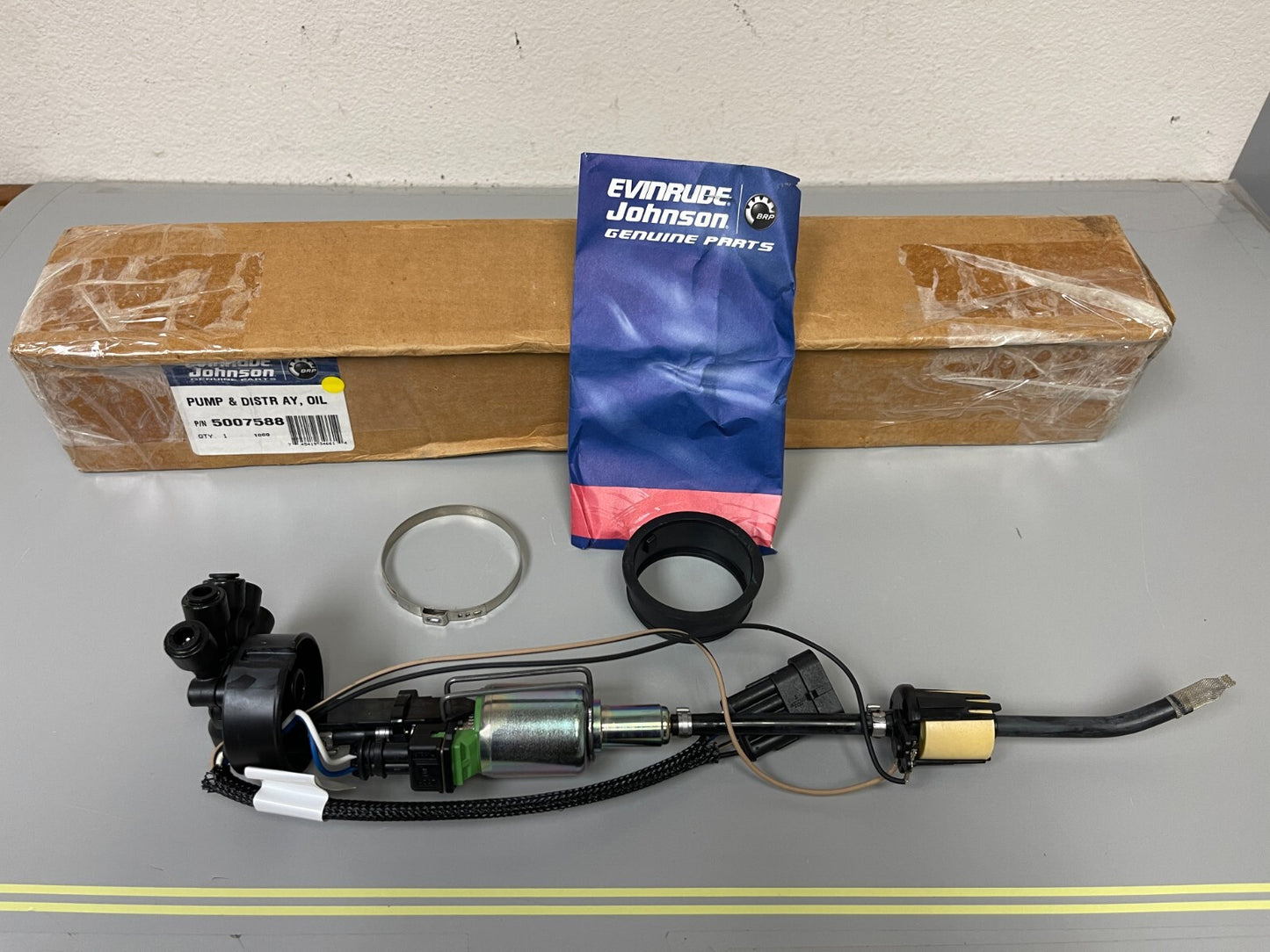 *NEW OEM* 0720 OMC Johnson Evinrude Oil Pump & Distributor Assembly 5007588