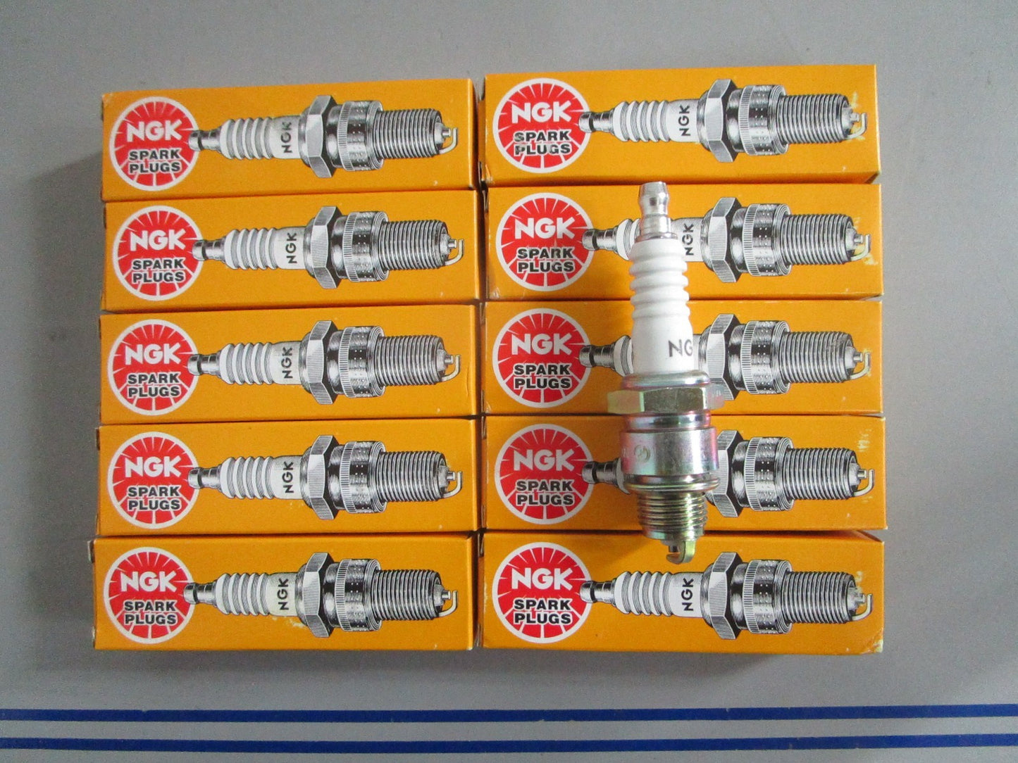 *NEW OEM* (LOT OF 10) 0820 NGK Spark Plug BP8HS