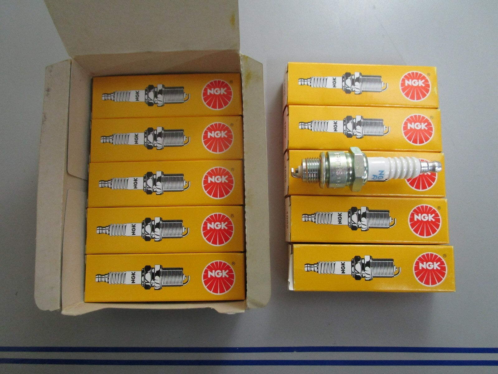 *NEW* 0820 (LOT OF 10) NGK Spark Plug BPR7HS-10