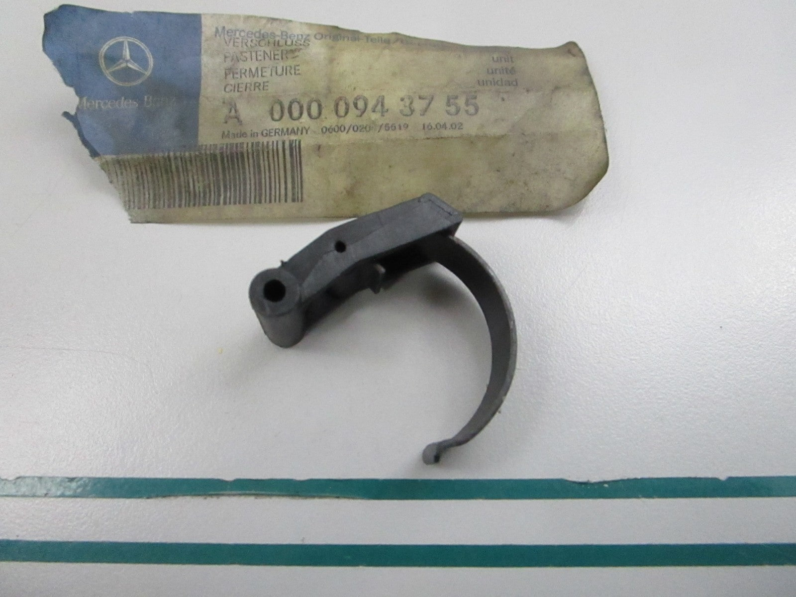 NEW OEM 0000943755 Mercedes-Benz Closure 0810