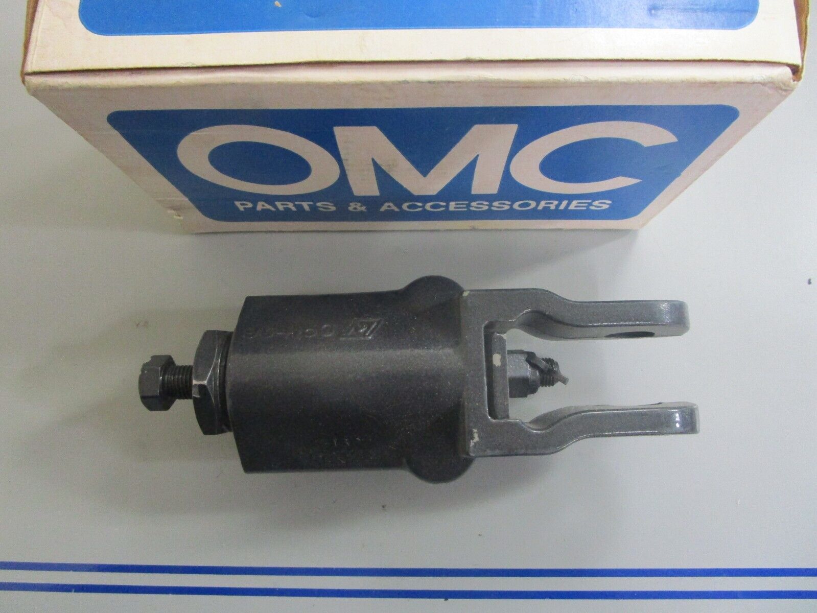 *NEW OEM* 0820 OMC Johnson Evinrude Housing & Valve Ay 984150 0984150