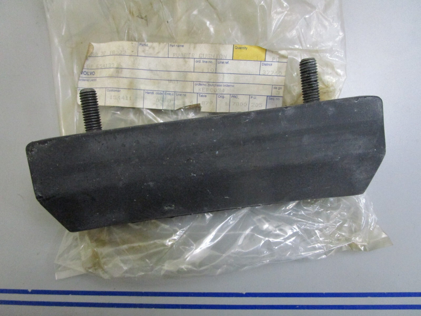 *NEW OEM* 0820 Volvo Penta Rubber Cushion 854133