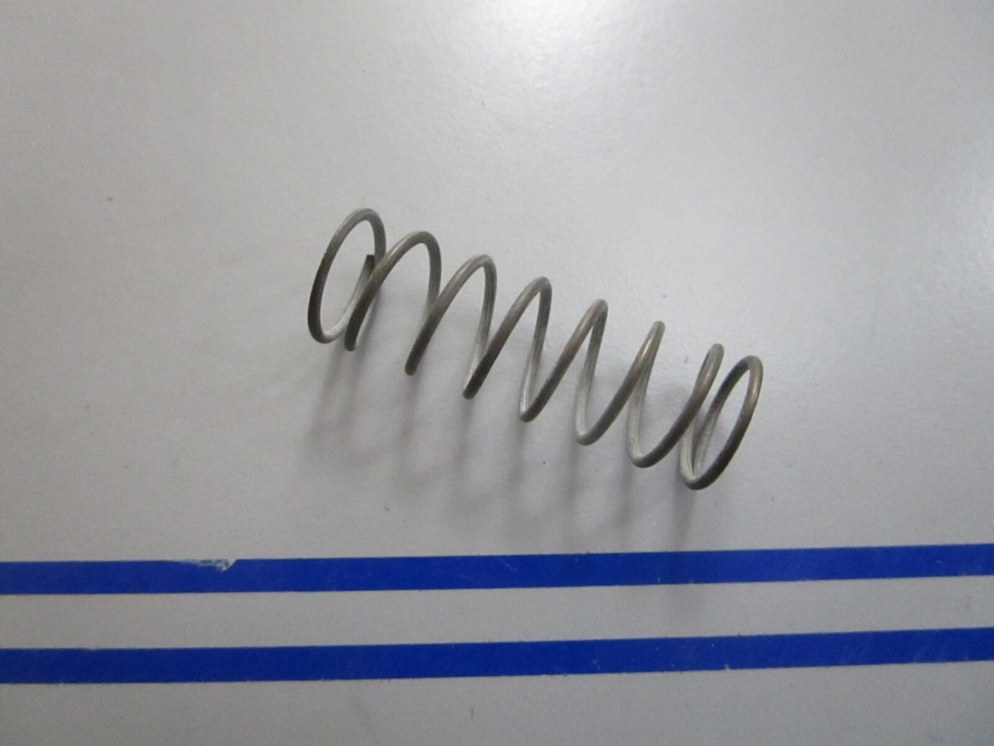 *NEW OEM* 0810 OMC Johnson Evinrude Spring 310076 0310076