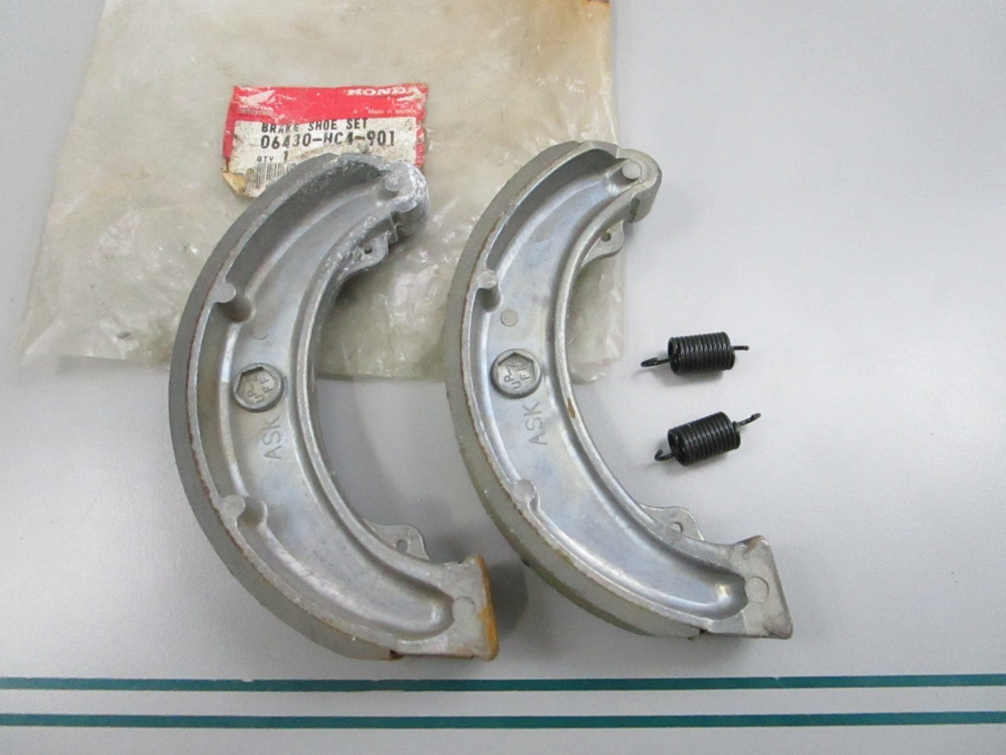 NEW OEM 06430-HC4-901 Honda Brake Shoe Set 0810
