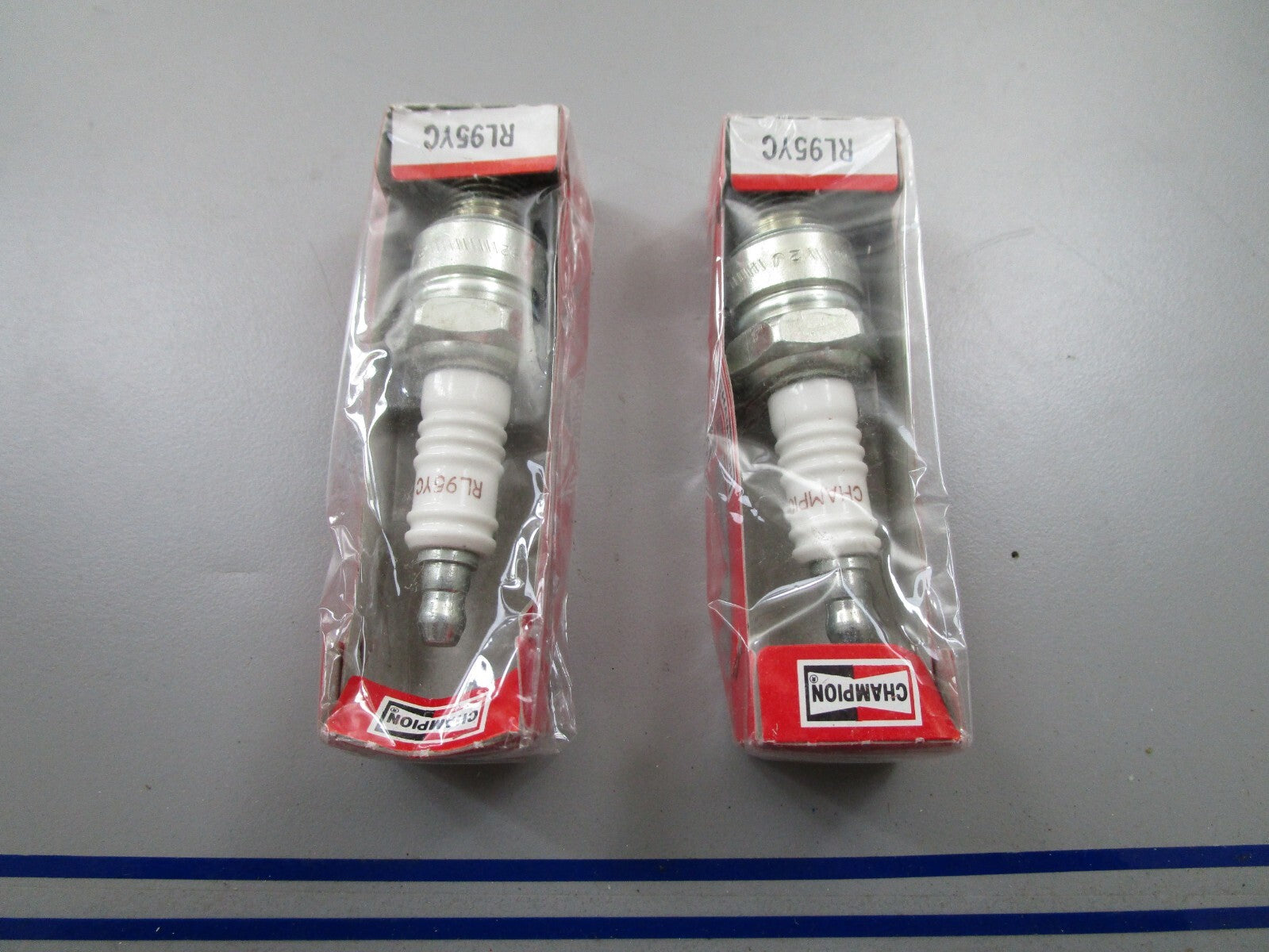 *NEW* (LOT OF 2) 0820 Champion Spark Plug RL95YC