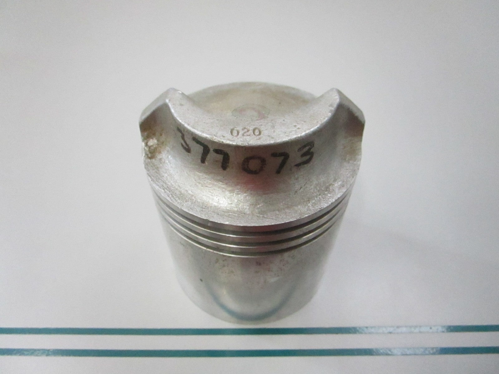 NEW OEM 377073 0377073 OMC Johnson Evinrude Piston 0810
