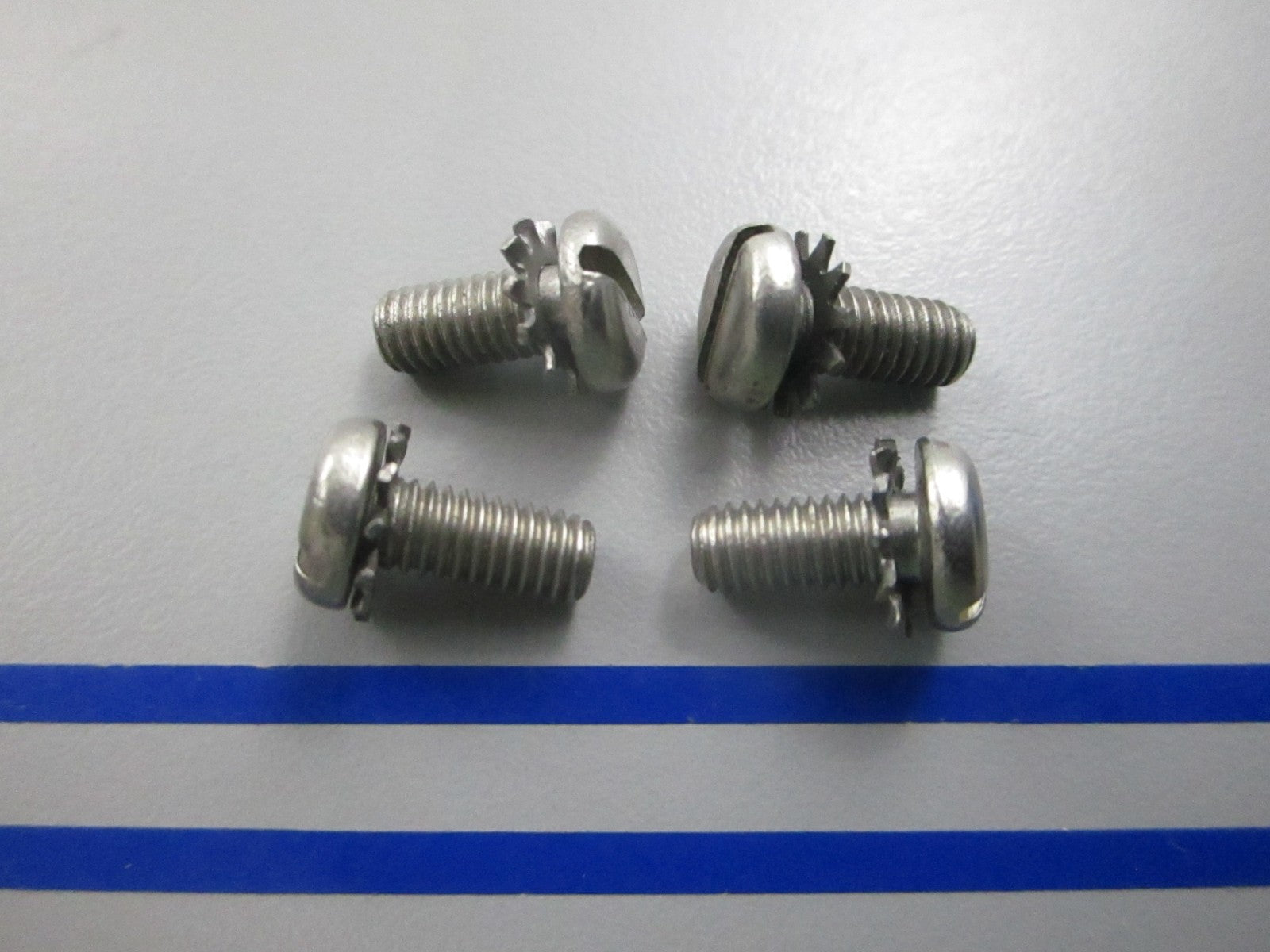 NEW OEM (LOT OF 4) 303551 0303551 OMC Johnson Evinrude Screw 0810