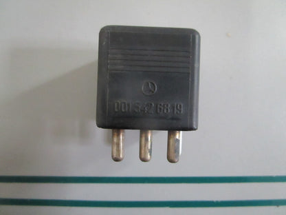 NEW OEM 0015426819 Mercedes-Benz Relay 0820
