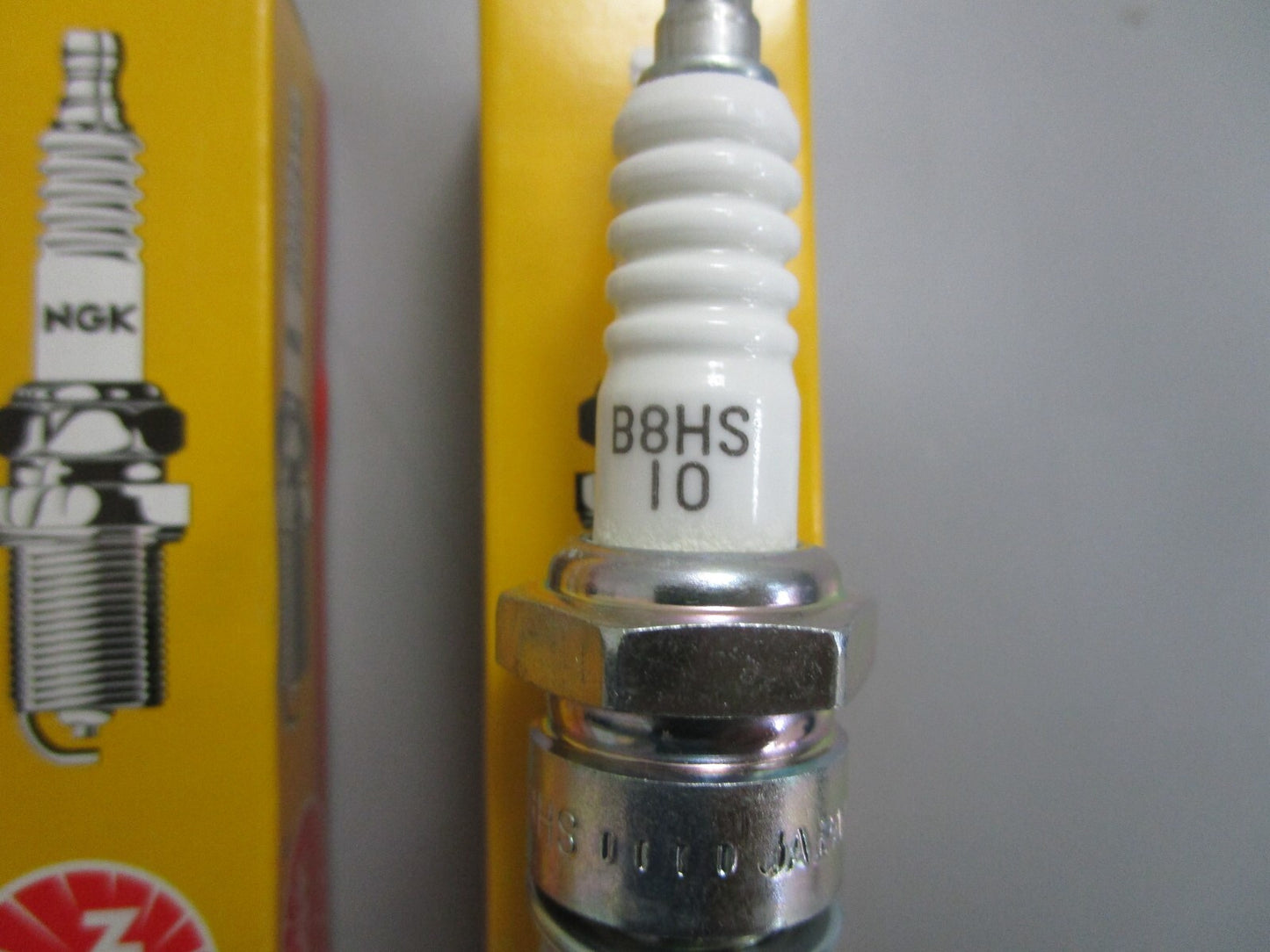 *NEW* (LOT OF 8) 0820 NGK Spark Plug B8HS-10