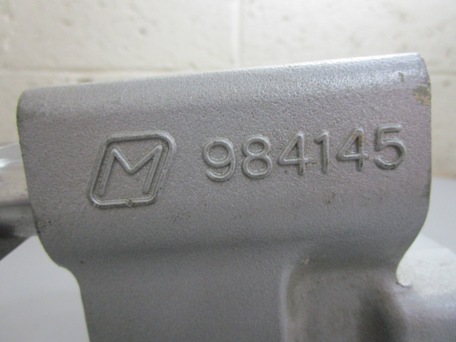 *NEW OEM* 0820 OMC Johnson Evinrude STBD Housing Plug & Spool Valve Ay 984484