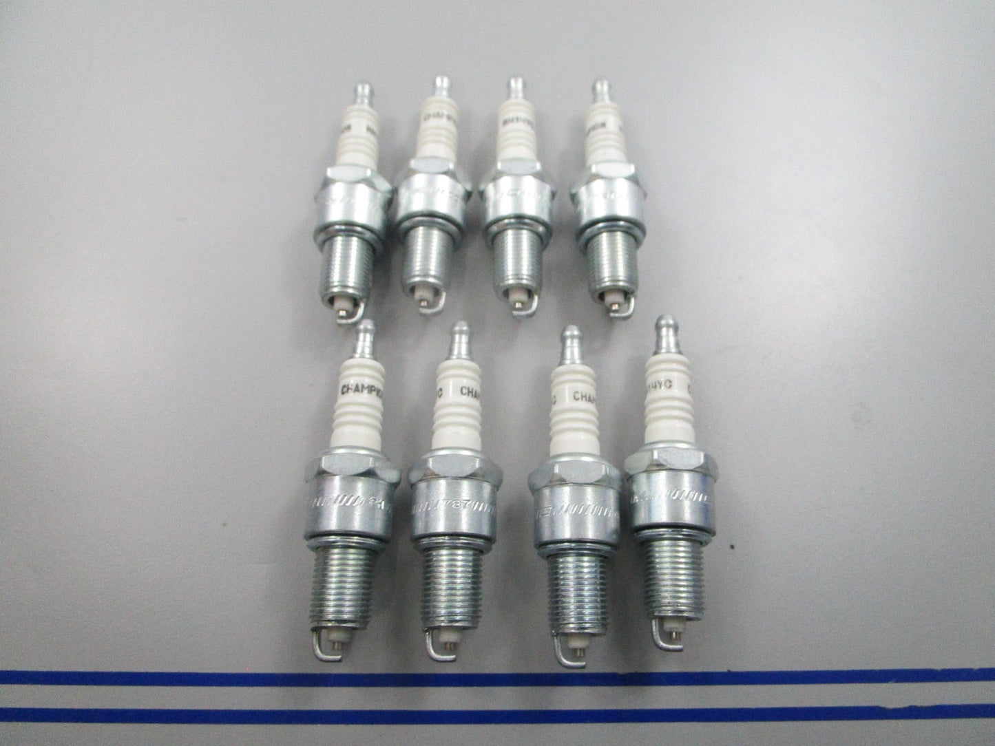 *NEW* (LOT OF 8) 0810 Champion Spark Plug RN14YC