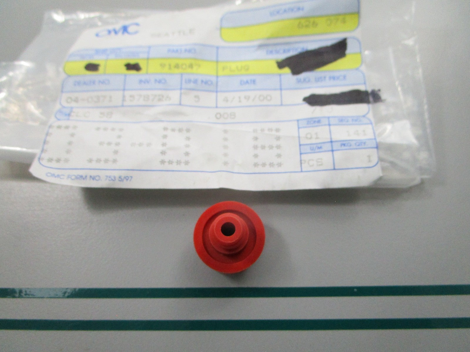 NEW OEM 914047 0914047 OMC Johnson Evinrude Plug 0810