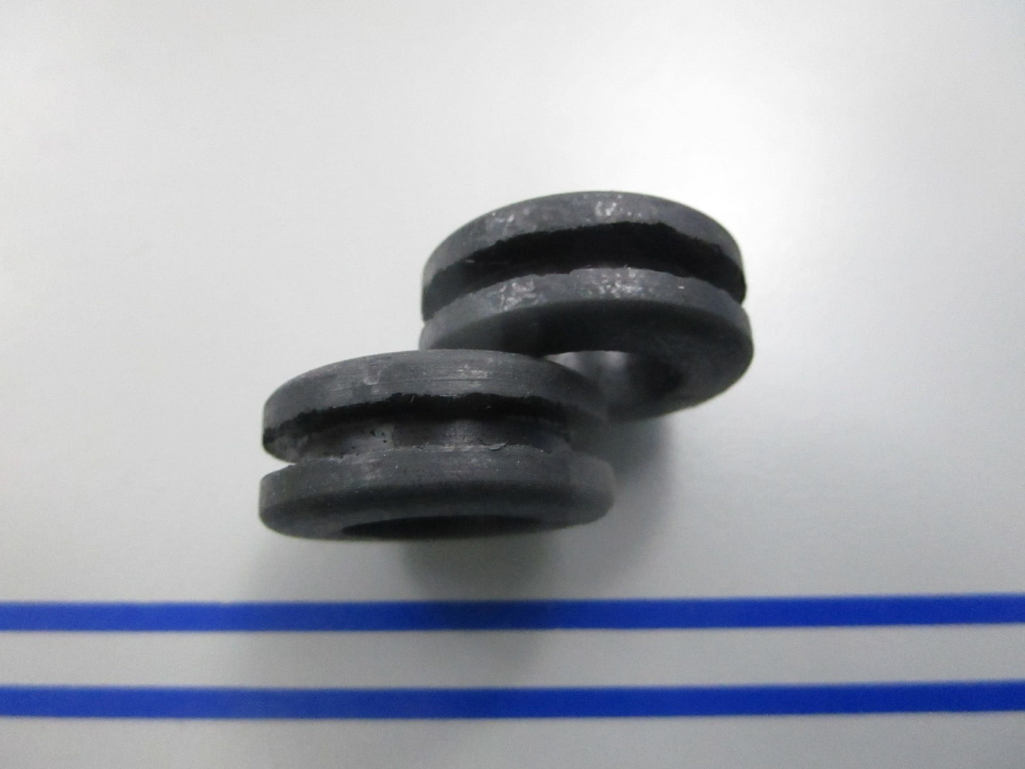 NEW OEM (LOT OF 2) 381899 0381899 OMC Johnson Evinrude Grommet 0810