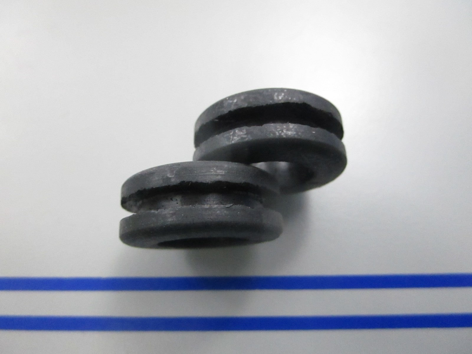NEW OEM (LOT OF 2) 381899 0381899 OMC Johnson Evinrude Grommet 0810