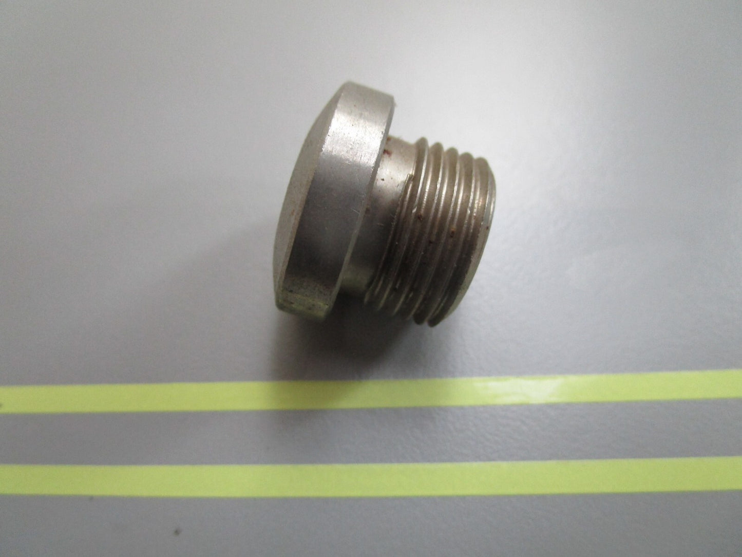 *NEW OEM* 0810 Volvo Penta Oil Plug 814179