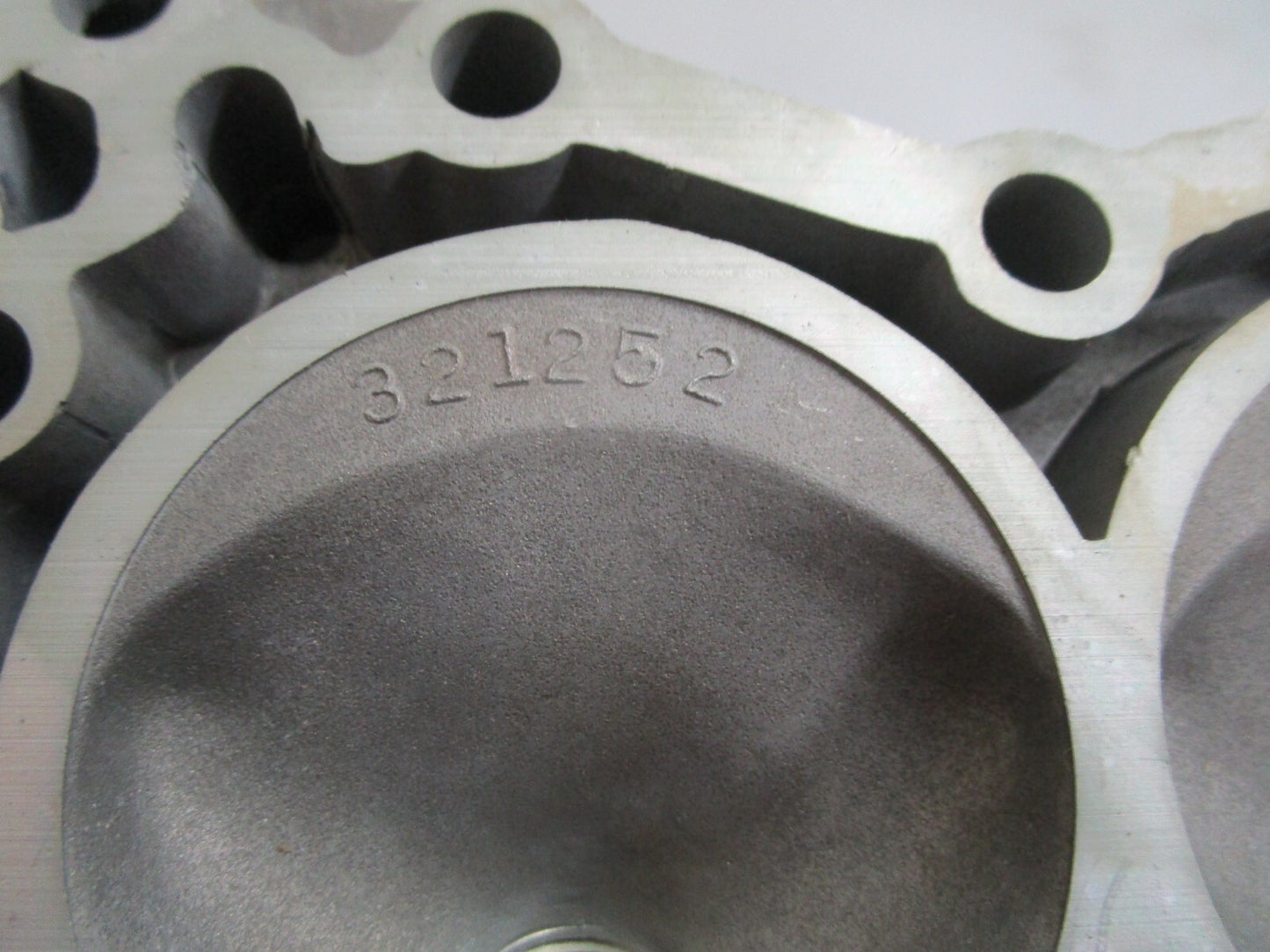 *NEW OEM* 0820 OMC Johnson Evinrude Cylinder Head 321252 0321252