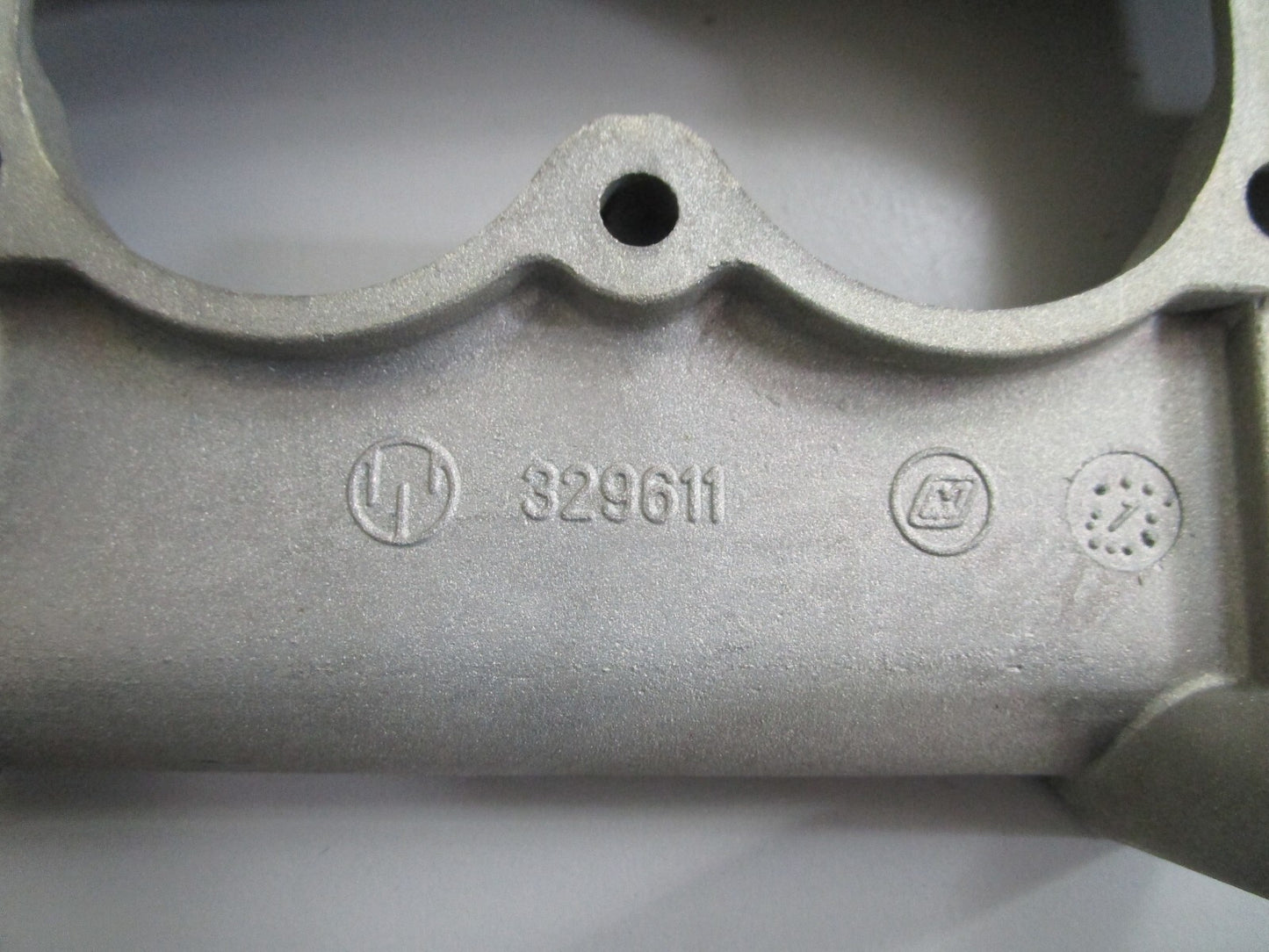 *NEW OEM* 0820 OMC Johnson Evinrude Air Silencer Base 329611 0329611