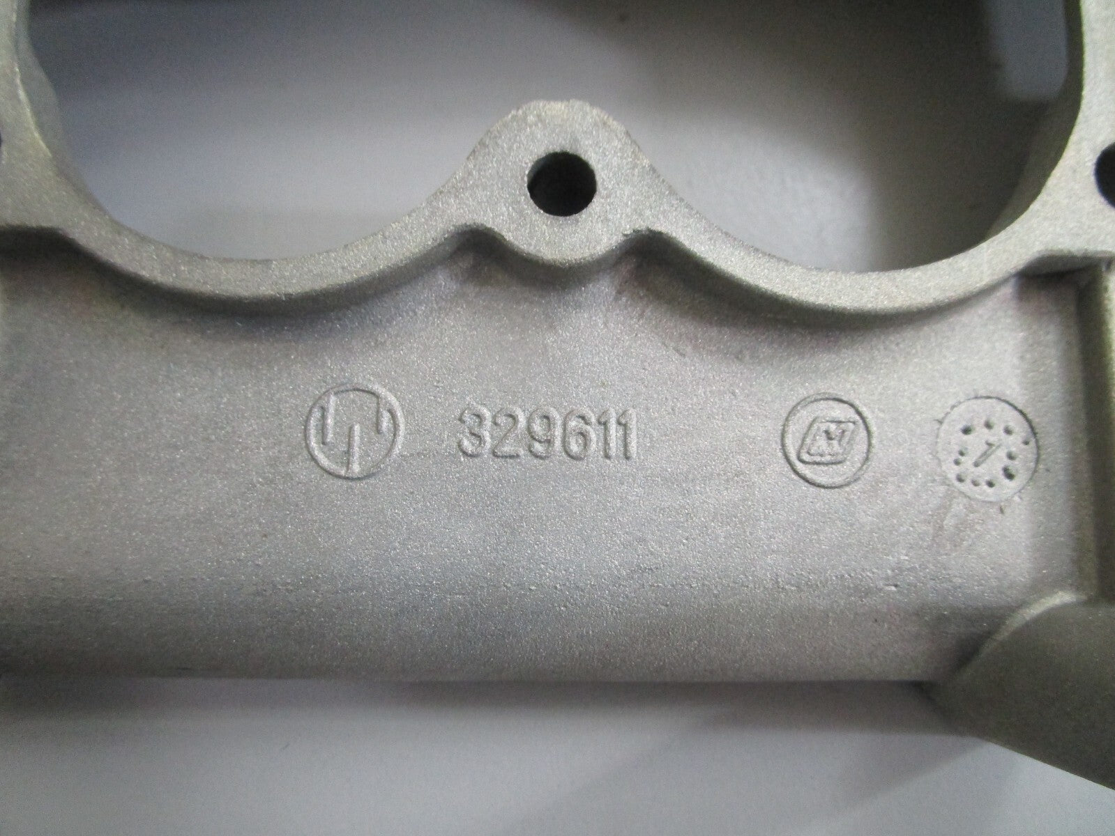 *NEW OEM* 0820 OMC Johnson Evinrude Air Silencer Base 329611 0329611