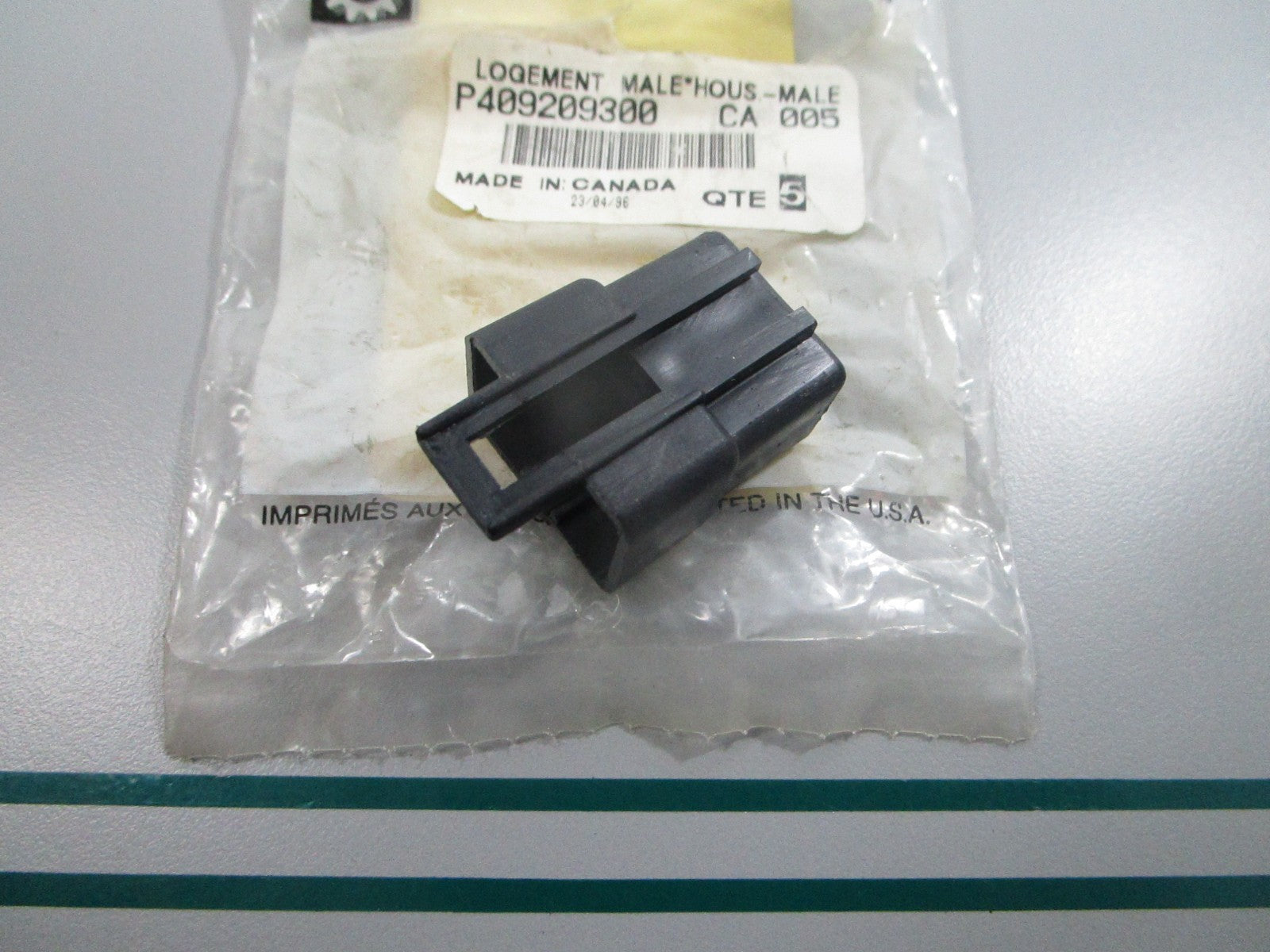 NEW 409209300 Ski-Doo Connecting Housing 0810