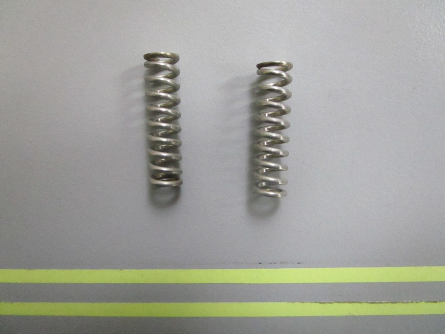 *NEW OEM* (LOT OF 2) 0810 OMC Johnson Evinrude Spring 312870 0312870