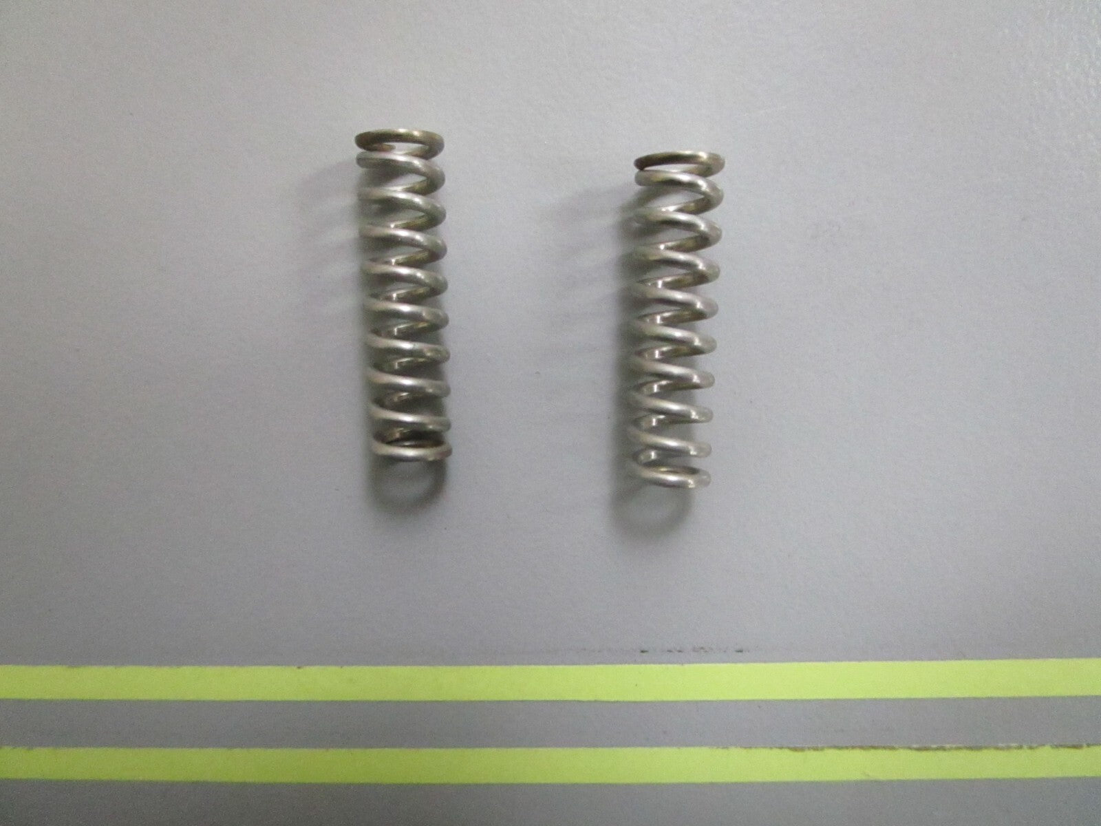 *NEW OEM* (LOT OF 2) 0810 OMC Johnson Evinrude Spring 312870 0312870